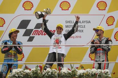 Zarco celebra la victoria y el t&iacute;tulo de Moto2 en Sepang.