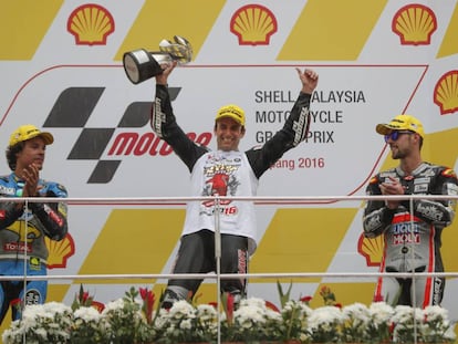 Zarco celebra la victoria y el t&iacute;tulo de Moto2 en Sepang.