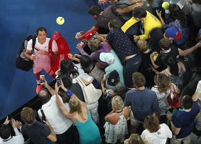 Federer firma pelotas a los aficionados tras su triunfo ante Gasquet.