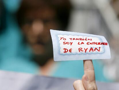Manifestación de enfermeras ayer a las puertas del Gregorio marañón.
