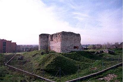 Vista del parque en el que se encuentra el castillo de la Alameda de Osuna, rodeado por una valla metálica.