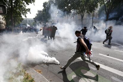 Disturbios entre la policía y los manifestantes durante las protestas contra la reforma laboral del Gobierno en París.