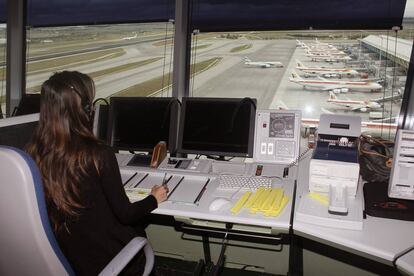 Una controladora aérea en plena faena en la torre de control del aeropuerto de Madrid-Barajas.