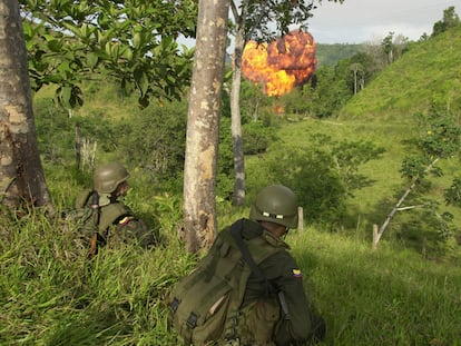Un laboratorio de cocaína arde durante una operación policial en la región del Magdaleno Medio, en Antioquia, a finales de 2020.