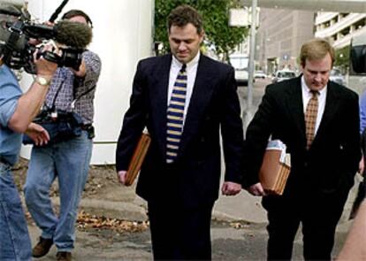 Dos investigadores del Comité de Energía estadounidense, a la salida de la sede de Enron en Houston.