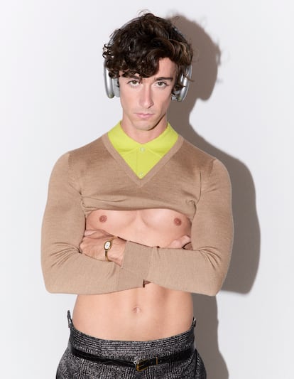 Aquí, lo combina con un pantalón, también de Prada, un reloj de Cartier y unos auriculares Apple.
