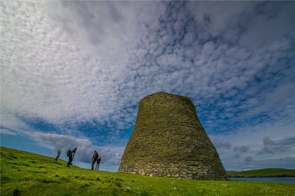 Las remotas y escocesas Islas Shetlands (en la foto, Mousa), cercanas a Noruega geográfica e históricamente, convierten la nacionalidad en un concepto ambiguo. Son las tierras más septentrionales de Gran Bretaña, pero en el acento local hay un deje escandinavo y calles como King Haakon o St. Olaf recuerdan que estuvieron bajo dominio noruego hasta 1469.