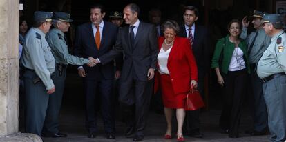 El presidente de la Generalitat valenciana, Francisco Camps, arropado por la alcaldesa de Valencia, Rita Barberá, y otros consejeros a la salida de su comparecencia ante el Tribunal de Justicia de Valencia por el caso Gürtel.