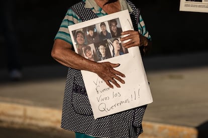 Una mujer sostiene un cartel con la imagen de los siete jovenes desaparecidos, en Zacatecas, el pasado 26 de septiembre.