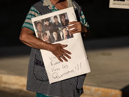 Una mujer sostiene un cartel con la imagen de los siete jovenes desaparecidos, en Zacatecas, el pasado 26 de septiembre.