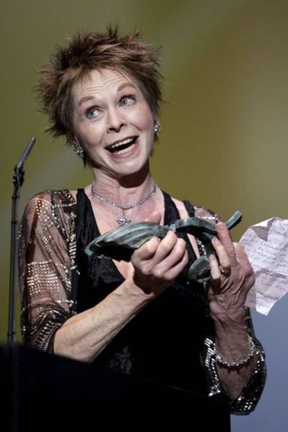 Foto de archivo de 2005 Susannah York recibiendo un premio en el Festival de Cine de Las Palmas de Gran Canaria.