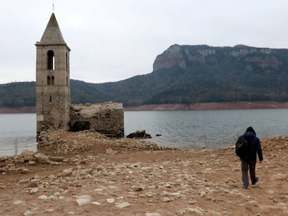 Estat del pantà de Sau, on es pot veure el campanar pel baix nivell de l'embassament.