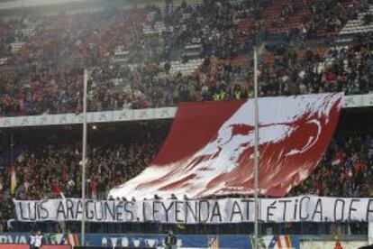 Pancarta en el estadio Vicente Calderón que homenajea a Luis Aragonés.
