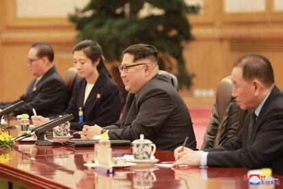 Xi, por su parte, ha destacado que China se mantiene a favor de la desnuclearización de la zona mientras se salvaguarda la paz y la estabilidad y se resuelven los problemas mediante el diálogo y la consulta. En la fotografía, el líder norcoreano Kim Jong Un durante su visita en Pekín (China).
