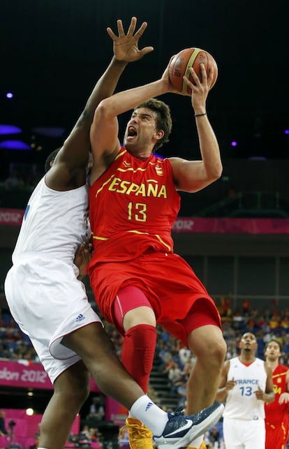 Marc Gasol lanza a canasta.