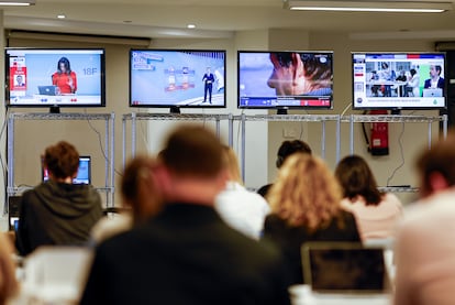 Varios periodistas siguen la noche electoral gallega desde la sede nacional del PP, en Madrid.