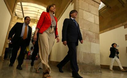 El president de la Generalitat, Carles Puigdemont, y la presidenta del Parlament, Carme Forcadell, llegan a la reunión del Pacto Nacional por el Referéndum.