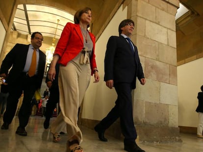 El president de la Generalitat, Carles Puigdemont, y la presidenta del Parlament, Carme Forcadell, llegan a la reunión del Pacto Nacional por el Referéndum.