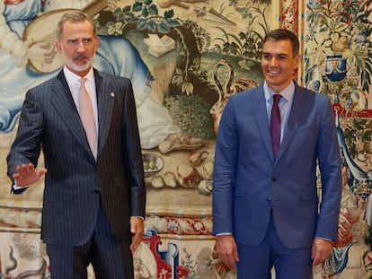 El presidente del Gobierno, Pedro Sánchez, y el rey Felipe VI, este martes, en el palacio de la Almudaina, en Palma de Mallorca.