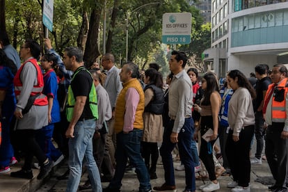 Mexicanos se dirigen a puntos de encuentro durante un simulacro de sismos realizado en Ciudad de México, el 19 de septiembre de 2024.