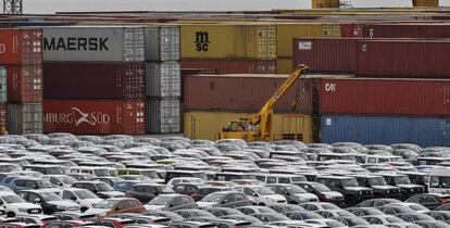 Automóviles y contenedores en el puerto de Bremerhaven.