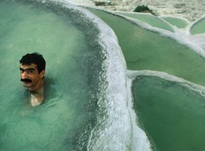 Bigotes con denominación de origen. En Pamukkale (en turco, castillo de algodón), las piscinas de piedra caliza y travertino de las fuentes termales atraen a los visitantes desde la época griega.