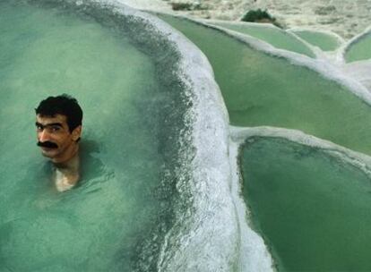 Bigotes con denominación de origen. En Pamukkale (en turco, castillo de algodón), las piscinas de piedra caliza y travertino de las  fuentes termales  atraen a los visitantes desde la época griega.