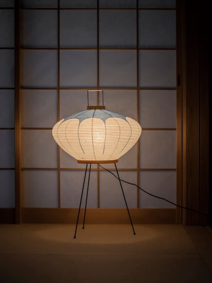 En 1951, el escultor y diseñador estadounidense Isamu Noguchi proyectó la que sería su serie lumínica más famosa, Akari Light Sculptures. Durante una viaje a Japón se quedó eclipsado por la belleza del 'washi', un papel creado con la corteza de la morera para las sombrillas y farolillos que adornaban la ciudad de Gifu. Durante una década, y fruto del flechazo hacia este material ligero capaz de crear luminosidad ingrávida, diseñó más de cien modelos de diversos tamaños y formatos, reeditados por Vitra a mano en talleres japoneses con la misma maestría de Noguchi. Precio: modelo Akari 9AD por 599 euros en vitra.com.