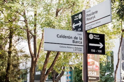 Letreros con nombres de calles y direcciones en Polanco, Ciudad de México.