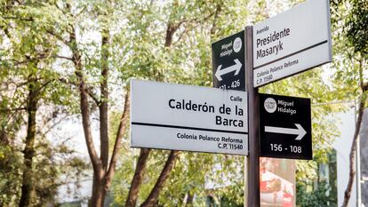 Letreros con nombres de calles y direcciones en Polanco, Ciudad de México.
