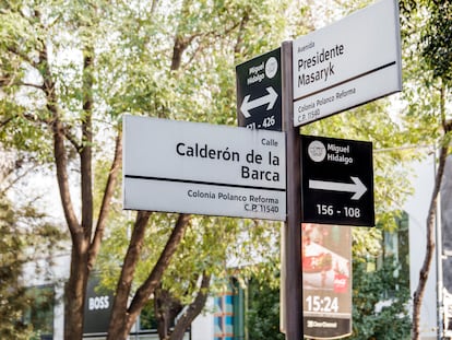 Letreros con nombres de calles y direcciones en Polanco, Ciudad de México.