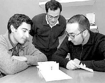 De izquierda a derecha, los arquitectos Sergio Araitoarro, Manuel Vázquez y Pablo Ortiz de Zárate.