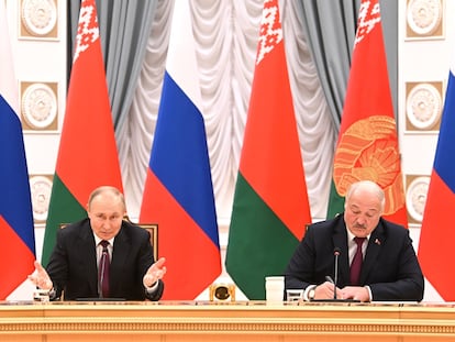 El presidente de Rusia, Vladímir Putin, y su homólogo de Bielorrusia, el autoritario Alexandr Lukashenko, tras la reunión que han mantenido en Minsk este lunes.