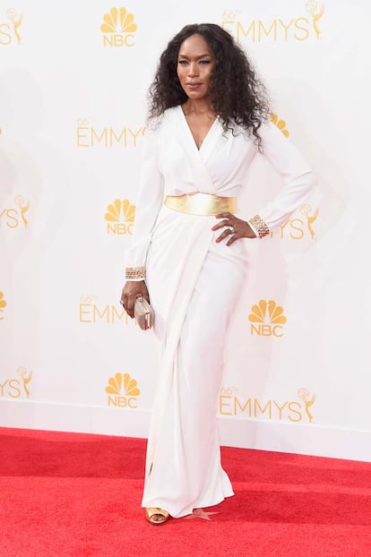 Angela Bassett, con vestido blanco y complementos dorados.