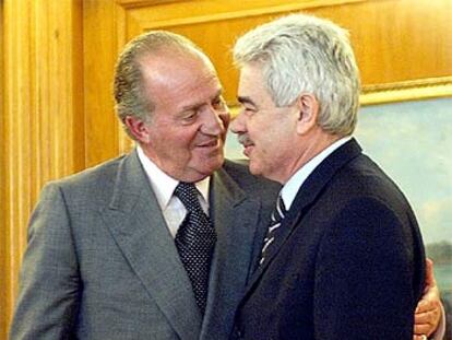 El Rey recibe con un abrazo al presidente de la Generalitat catalana, Pasqual Maragall.