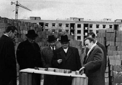 Otto Casser, a la derecha del todo, junto a una maqueta del Colegio Alemán en 1959.