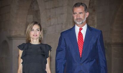 Do&ntilde;a Letizia y don Felipe en la recepci&oacute;n de las autoridades de Baleares.