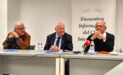 Javier Reverte, Miguel Ángel Moratinos y Michel Barré durante la rueda de prensa.