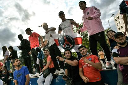 Seguidores del PSG esperan la llegada de Messi en París.