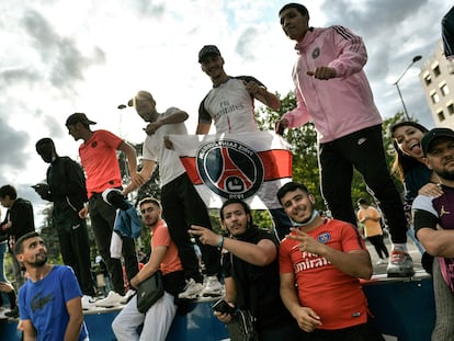 Seguidores del PSG esperan la llegada de Messi en París.