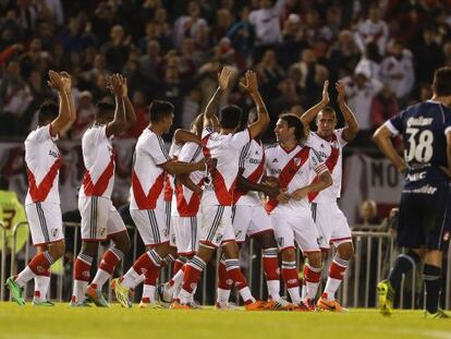 Los jugadores de River celebran un gol a Quilmes.