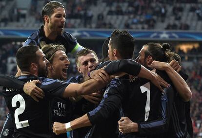 Los jugadores del Real Madrid, celebran el primer tanto de Cristiano Ronaldo.