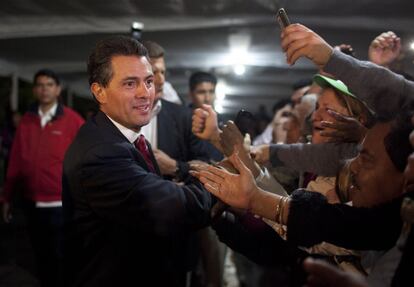 El candidato Peña Nieto saluda a sus seguidores en la sede del PRI.