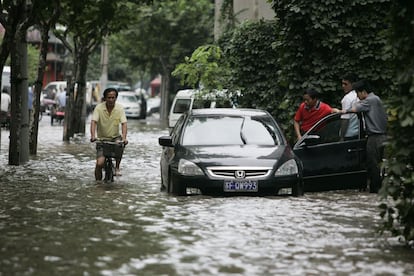 Un coche queda atrapado en Shanghai en el verano de 2008. La ciudad sufrió entonces su tormenta más severa en un siglo. Más de 100 casas y 60 calles de la urbe quedaron anegados.