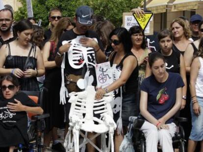 Concentración de protesta de los dependientes en Valencia por los impagos del Consell.