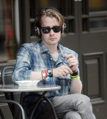 Macaulay Culkin paseando por Londres en 2013. Su último papel protagonista en el cine fue 'Slavados' (2004), por eso nunca ha entendido del todo que siga captando la atención de los medios. En alguna ocasión ha llegado a decir que si le continúan persiguiendo es porque no vende su vida.