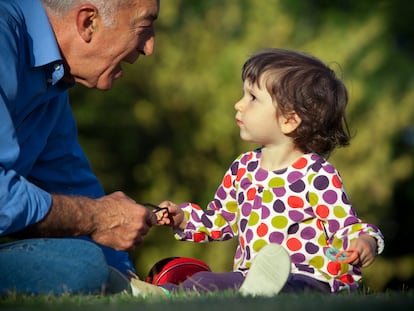 Un abuelo junto a su nieta.