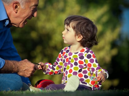 El buen abuelo es el que sabe respetar las normas educativas elegidas por sus hijos y evita la intromisión en la pareja.