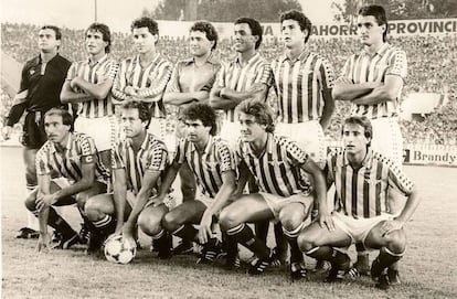 Arriba: Cervantes, Diego, Suárez, Gordillo (vestido del Madrid), Álex, Quico y Hadzibegic. Abajo: Ortega, Calderón, Calleja, Rincón y Romo, en el debut liguero de Gordillo como madridista en el Villamarín en 1985.
