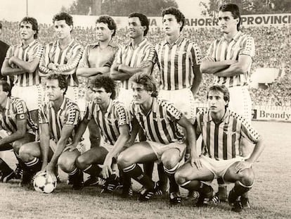 Arriba: Cervantes, Diego, Suárez, Gordillo (vestido del Madrid), Álex, Quico y Hadzibegic. Abajo: Ortega, Calderón, Calleja, Rincón y Romo, en el debut liguero de Gordillo como madridista en el Villamarín en 1985.